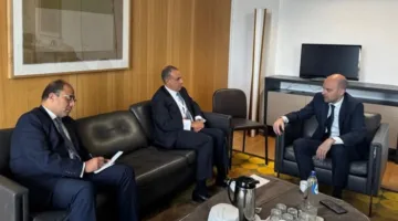 وزير الخارجية يجتمع مع نظيره الفرنسي في بروكسل لمناقشة تعزيز التعاون الاستراتيجي.