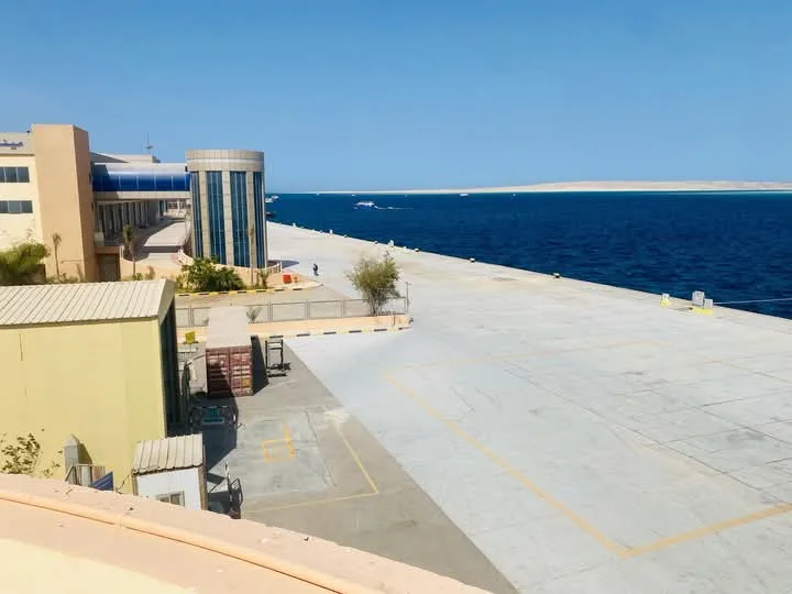 استئناف حركة الملاحة في موانئ البحر الأحمر بعد إعادة فتح ميناء الغردقة وتحسن الأحوال الجوية استئناف حركة الملاحة في موانئ البحر الأحمر بعد إعادة فتح ميناء الغردقة وتحسن الأحوال الجوية