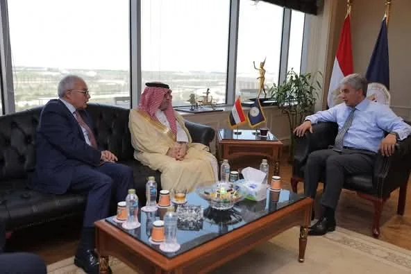 وزير السياحة يناقش التحضيرات لاستضافة مؤتمر “مساهمة المصارف في تعزيز السياحة العربية” في القاهرة. وزير السياحة يناقش التحضيرات لاستضافة مؤتمر “مساهمة المصارف في تعزيز السياحة العربية” في القاهرة.