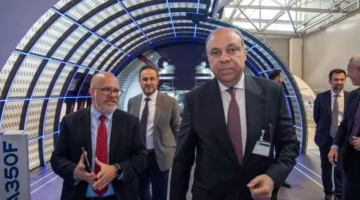 وزير الطيران المدني ورئيس شركة مصر للطيران يتفقدان المقر الرئيسي لشركة إيرباص في فرنسا