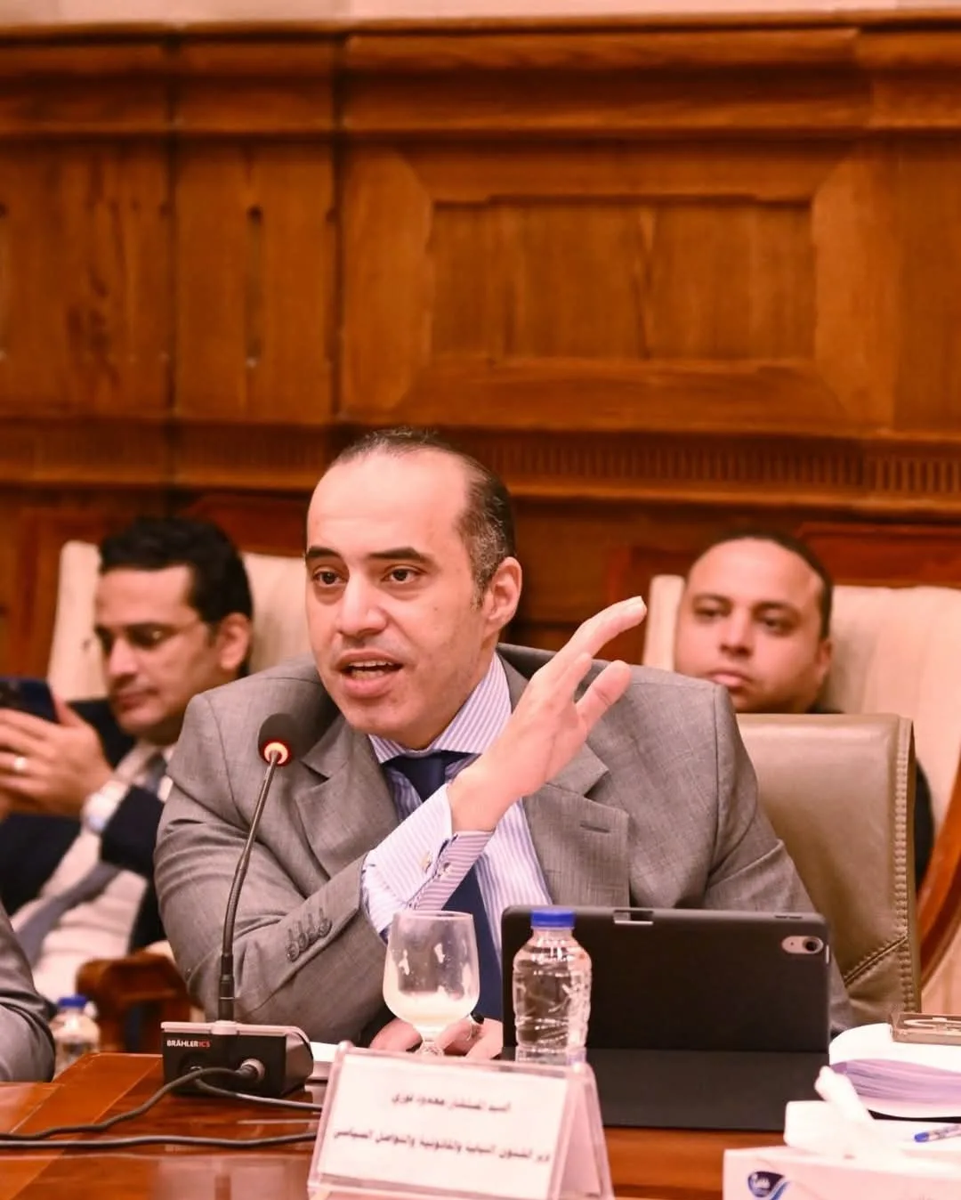 وزير الشؤون النيابية والقانونية يعلن موافقة الحكومة على الحفاظ على عدد مقاعد مجلس الشيوخ دون تغيير. وزير الشؤون النيابية والقانونية يعلن موافقة الحكومة على الحفاظ على عدد مقاعد مجلس الشيوخ دون تغيير.