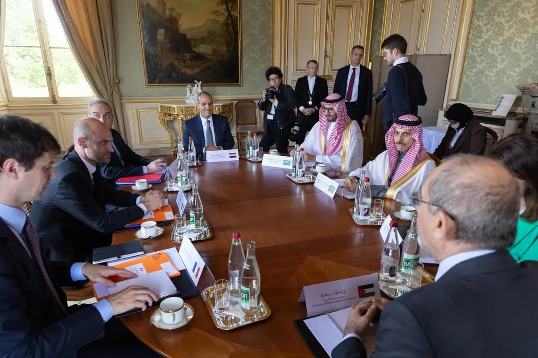 مصر والسعودية والأردن تصدران بياناً مشتركاً عقب الاجتماع الوزاري مع وزير خارجية فرنسا لمناقشة تطورات الوضع في غزة. مصر والسعودية والأردن تصدران بياناً مشتركاً عقب الاجتماع الوزاري مع وزير خارجية فرنسا لمناقشة تطورات الوضع في غزة.