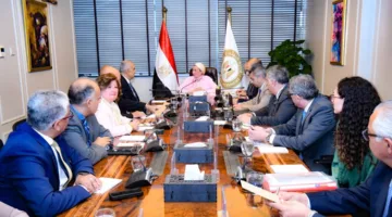 وزيرة البيئة تدعو إلى مناقشة بيئية مع رجال الأعمال حول قضايا المناخ، حدود الكربون، وفرص الاستثمار المستدام.