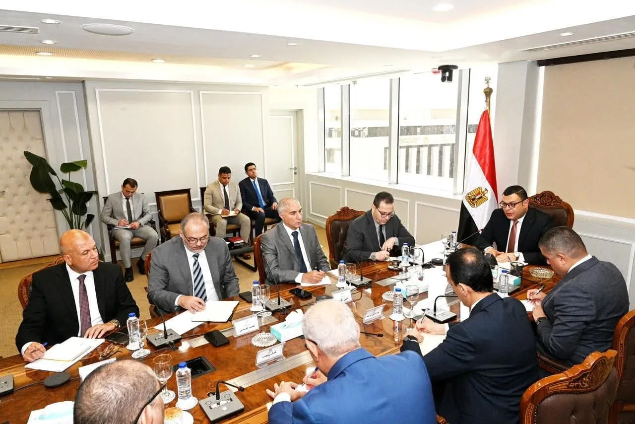 وزير الإسكان يجتمع بنواب ومساعدي هيئة المجتمعات العمرانية الجديدة وزير الإسكان يجتمع بنواب ومساعدي هيئة المجتمعات العمرانية الجديدة