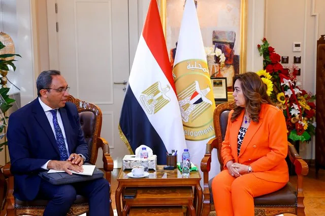وزيرة التنمية المحلية تناقش مع محافظ قنا سير العمل في مشروعات برنامج تطوير الصعيد. وزيرة التنمية المحلية تناقش مع محافظ قنا سير العمل في مشروعات برنامج تطوير الصعيد.