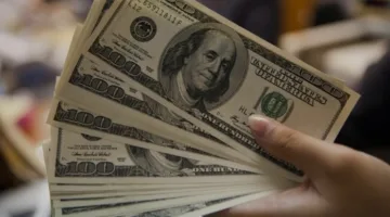 الدولار ينخفض بعد تأجيل الرسوم الجمركية الأمريكية على أوروبا
