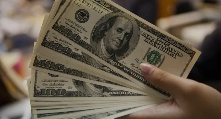 الدولار ينخفض بعد تأجيل الرسوم الجمركية الأمريكية على أوروبا الدولار ينخفض بعد تأجيل الرسوم الجمركية الأمريكية على أوروبا