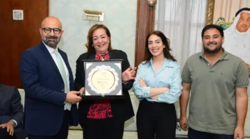 محمود الخطيب يرحب بالسفيرة الأمريكية في نادي الأهلي بالجزيرة