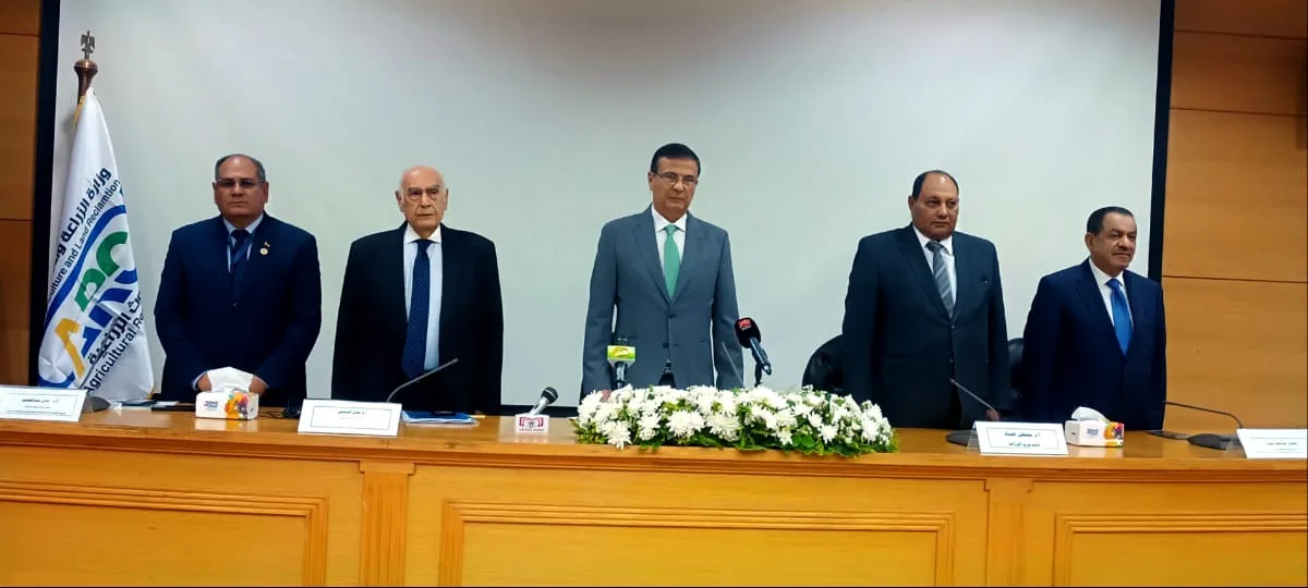 وزير الزراعة: خسائر زيت الزيتون في إيطاليا تصل إلى 25 مليار دولار سنويًا، ومصر قد تواجه مصيرًا مشابهًا. وزير الزراعة: خسائر زيت الزيتون في إيطاليا تصل إلى 25 مليار دولار سنويًا، ومصر قد تواجه مصيرًا مشابهًا.