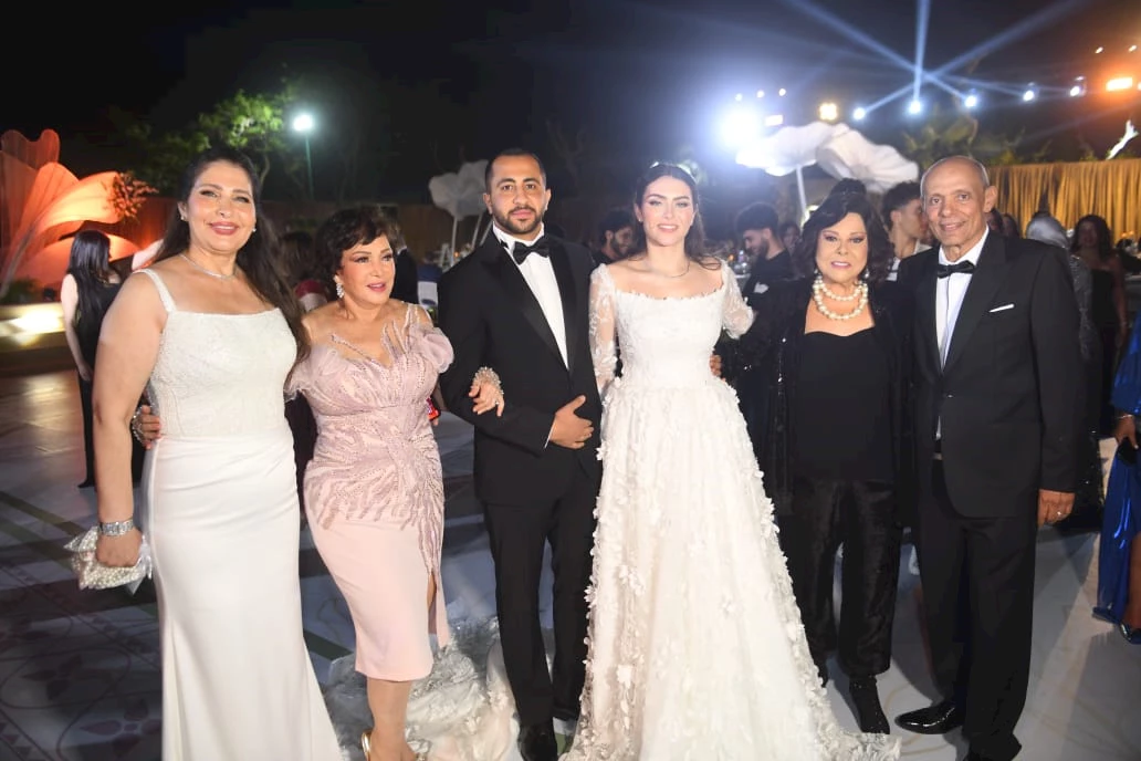 أسرة "الزعيم" تحتفل بزفاف ابنة المنتج عصام إمام بحضور نجوم الفن (25 صورة) | مصراوى