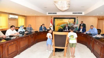 محافظ الفيوم يطالب بتقديم دعم مالي للأسر الأكثر احتياجًا