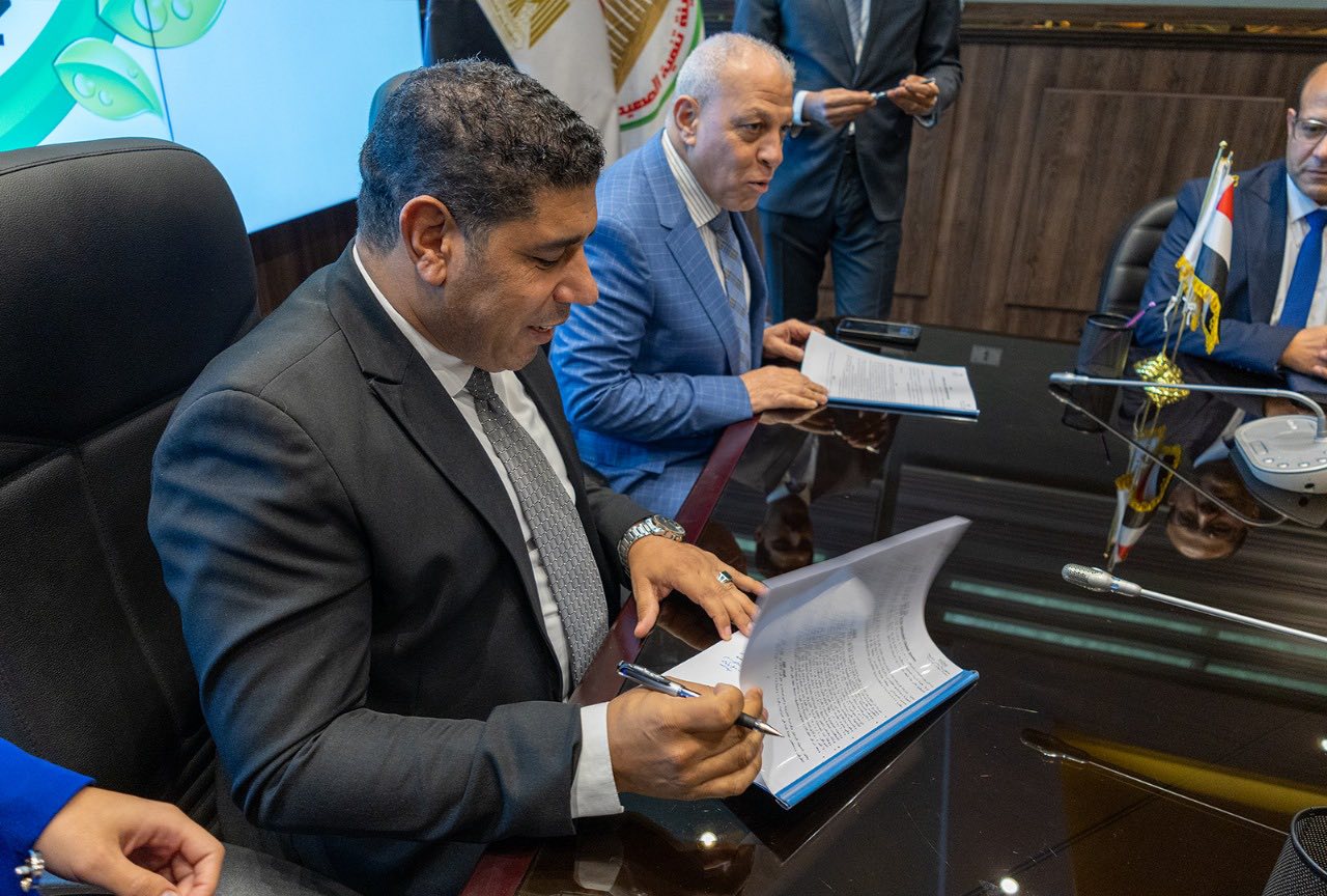 توقيع عقود تشغيل مجمع الصناعات لتجفيف الطماطم بقرية الكيمان بإسنا