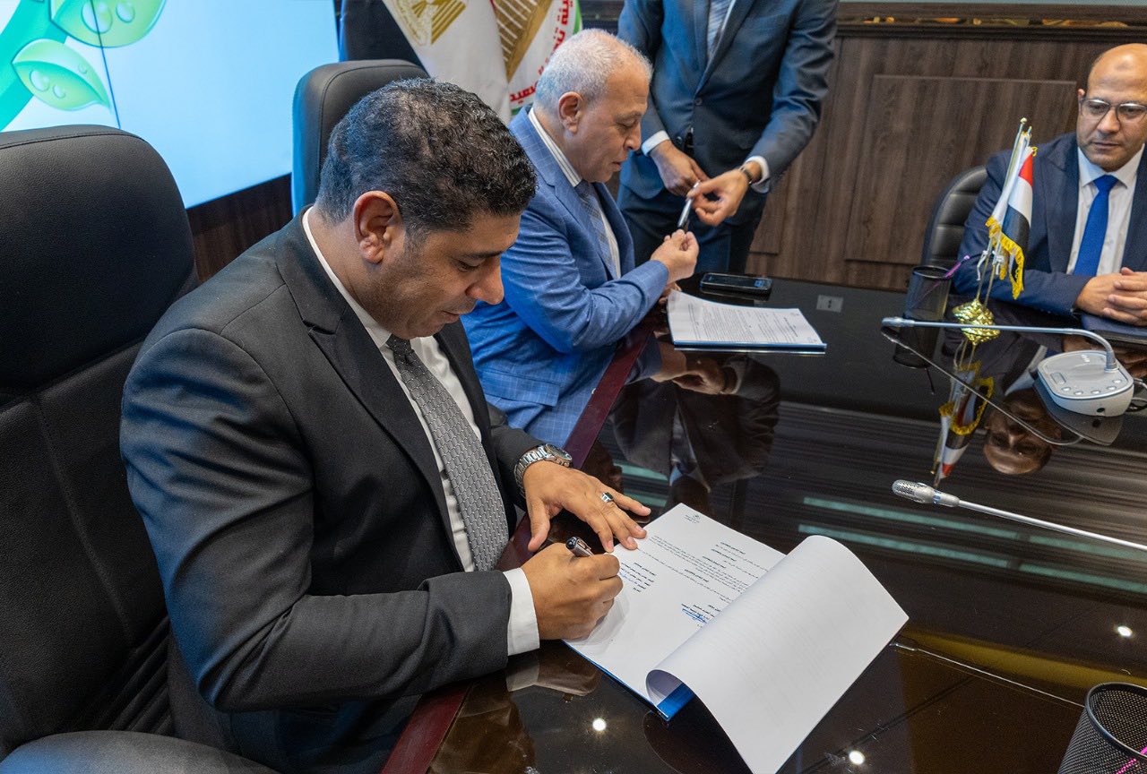 توقيع عقود تشغيل مجمع الصناعات لتجفيف الطماطم بقرية الكيمان