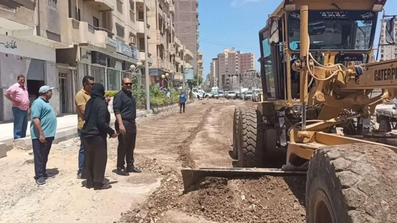 محافظ كفر الشيخ يراقب تقدم أعمال رصف شارع الجيش في دسوق محافظ كفر الشيخ يراقب تقدم أعمال رصف شارع الجيش في دسوق