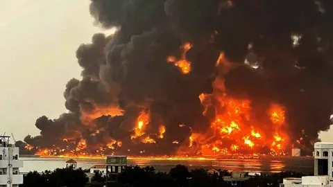 22 حزبا باليمن تدين غارات إسرائيل على ميناء الحديدة ومطار صنعاء