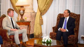 وزير الخارجية يشرح لسيناتور أمريكي الفوائد الإيجابية لخفض التصعيد في منطقة البحر الأحمر على سلامة الملاحة والتجارة العالمية.