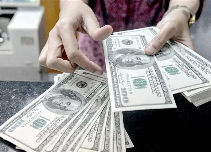 خبراء: ارتفاع النشاط في قناة السويس وتحويلات المصريين بالخارج تسهم في انخفاض سعر الدولار