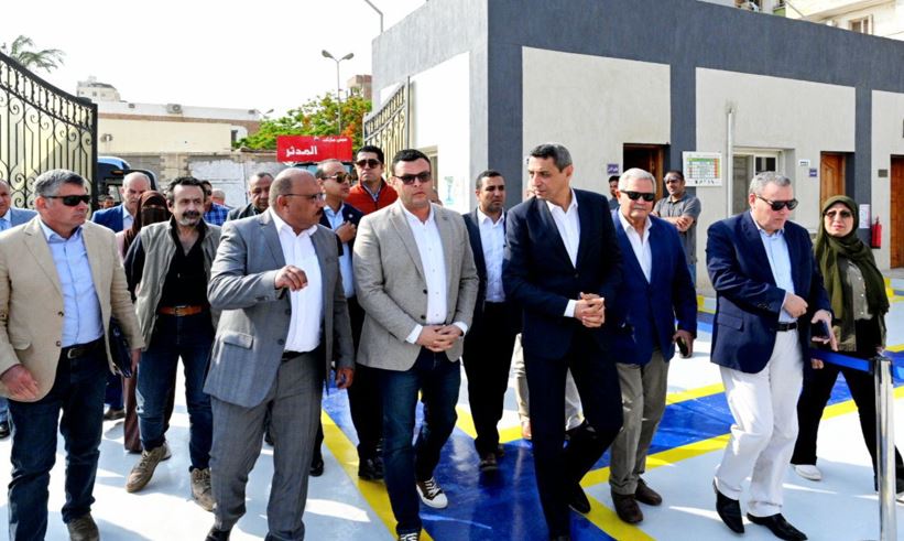 وزير الإسكان يتفقد محطتي رفع صرف صحي بحي السويس