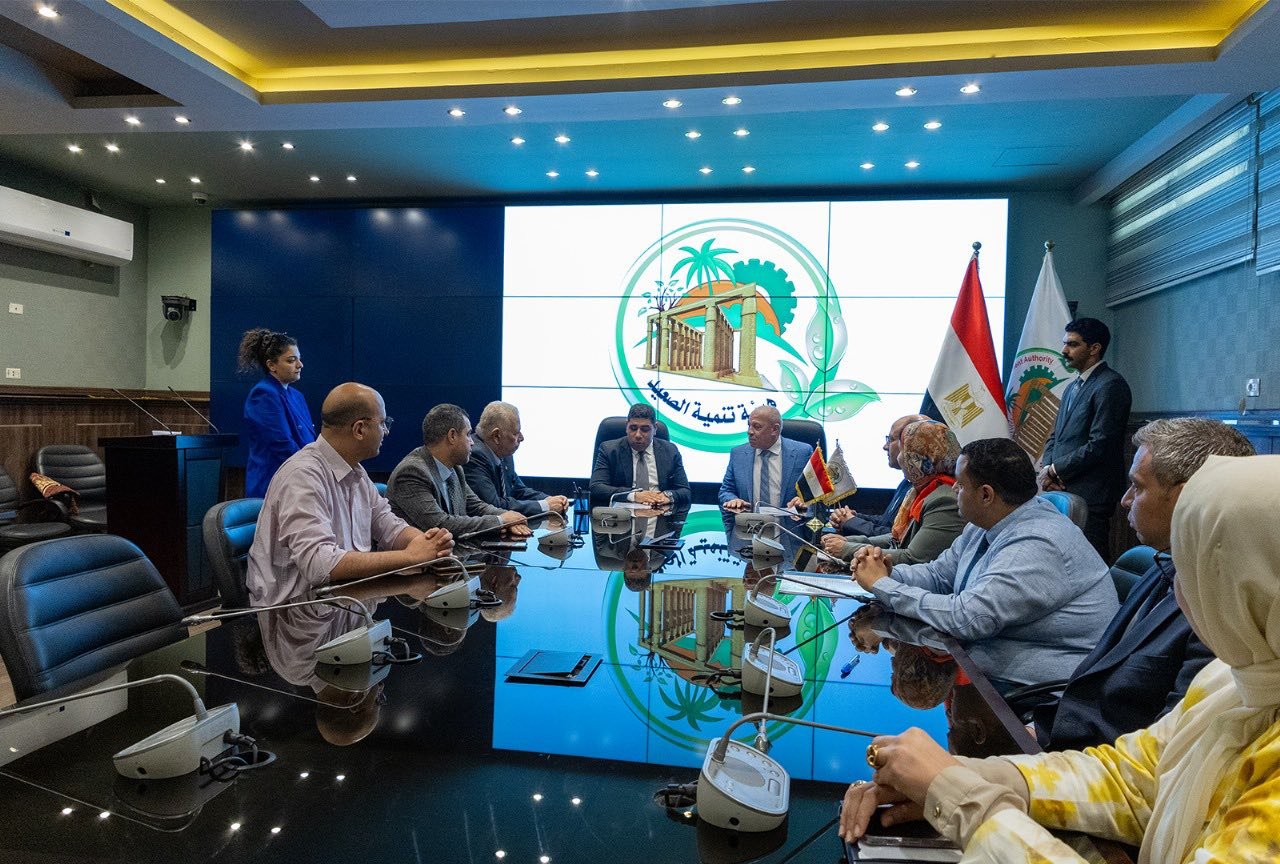 هيئة تنمية الصعيد توقع عقود تشغيل مجمع الصناعات لتجفيف الطماطم