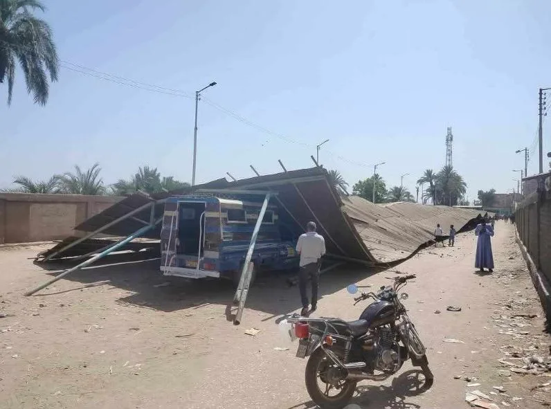 انهيار مظلة في موقف سيارات بقنا يُلحق أضرارًا بنحو 30 سيارة