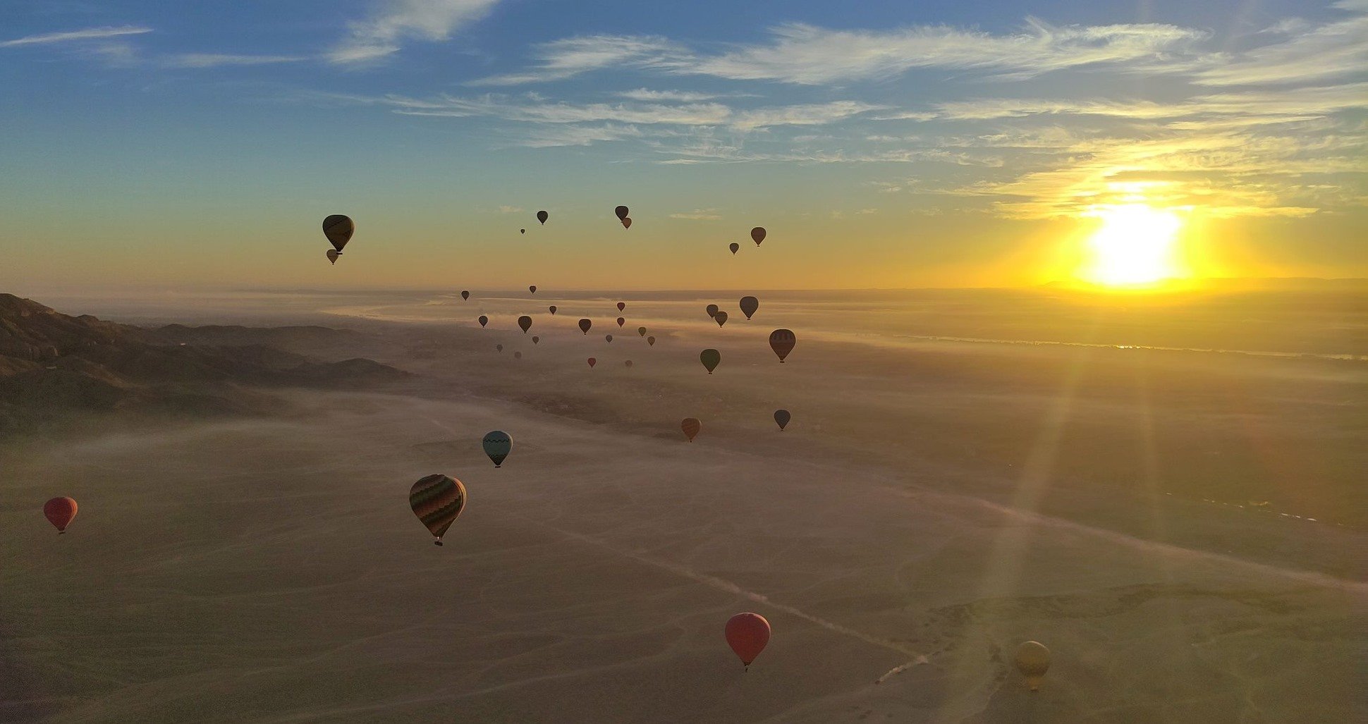 لحظات تحليق البالون الطائر فى سماء البر الغربى