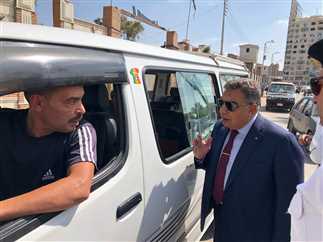 محافظ الدقهلية يتابع الالتزام بخطوط السير والتأكيد على عدم تقسيم الخطوط لسيارات السرفيس