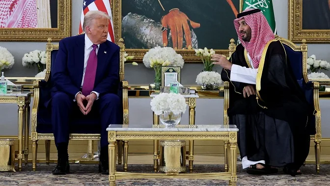 ترامب يُثني على محمد بن سلمان ويصفه بالحكمة المتقدمة، متحدثاً بفكاهة عن استثمارات تريليون الدولار