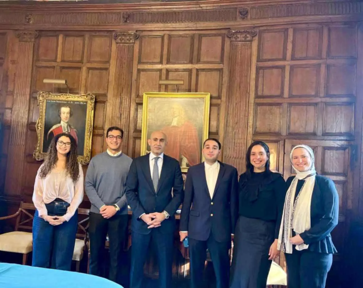 وزير التعليم يلتقي مجموعة من الطلاب المصريين في جامعة كامبريدج: نماذج فخر للدولة المصرية في الخارج. وزير التعليم يلتقي مجموعة من الطلاب المصريين في جامعة كامبريدج: نماذج فخر للدولة المصرية في الخارج.
