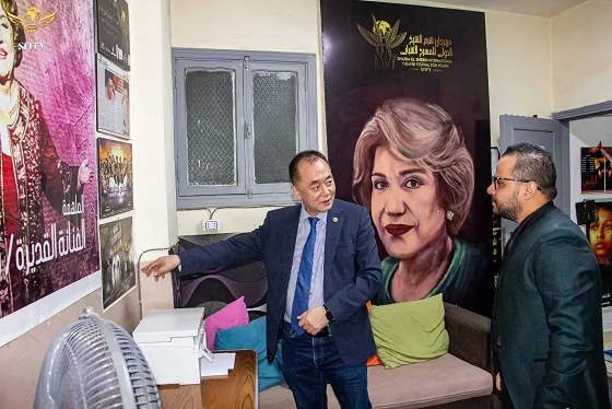 رئيس الجمعية الكورية للمسرح يزور مقر مهرجان شرم الشيخ الدولي للمسرح الشبابي بالقاهرة