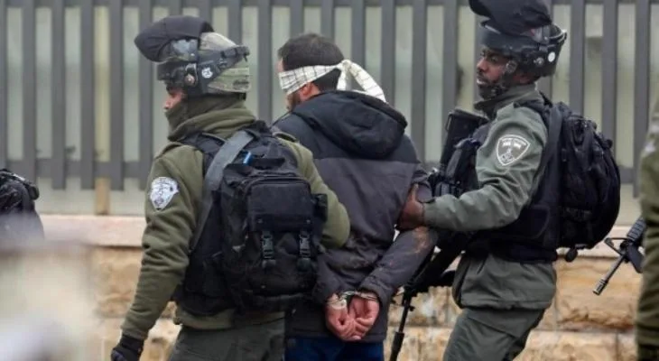 الاحتلال يعتقل 25 فلسطينيًا من الضفة، بينهم محررون من صفقة التبادل الأخيرة. الاحتلال يعتقل 25 فلسطينيًا من الضفة، بينهم محررون من صفقة التبادل الأخيرة.