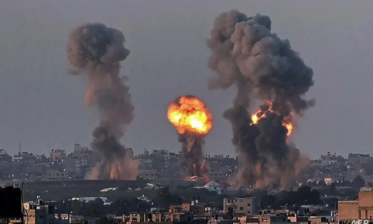 3 فلسطينيين يسقطون شهداء نتيجة قصف الاحتلال الإسرائيلي في وسط غزة 3 فلسطينيين يسقطون شهداء نتيجة قصف الاحتلال الإسرائيلي في وسط غزة