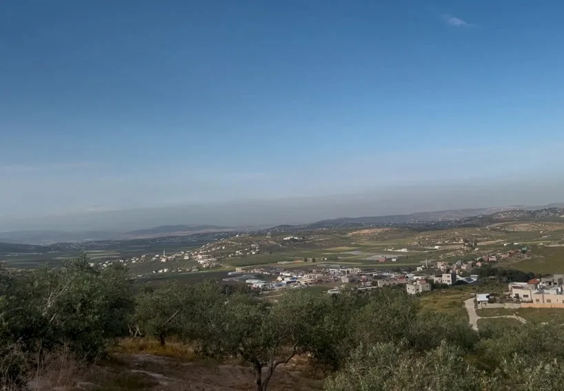 وفد دبلوماسي عالمي يزور قرية فلسطينية هجّرها المستوطنون عام 2023 وفد دبلوماسي عالمي يزور قرية فلسطينية هجّرها المستوطنون عام 2023