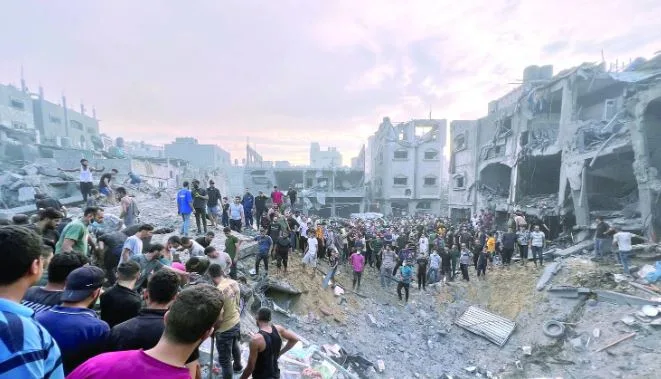 حكومة غزة: محتاجون يهاجمون مركز توزيع المساعدات وإسرائيل تستهدفهم. حكومة غزة: محتاجون يهاجمون مركز توزيع المساعدات وإسرائيل تستهدفهم.
