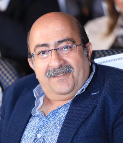 بعد إعلان الفنان ياسر صادق عدم مشاركته.. جميل عزيز ينضم لعرض «يوم أن قتلوا الغناء» على مسرح الهوسابير