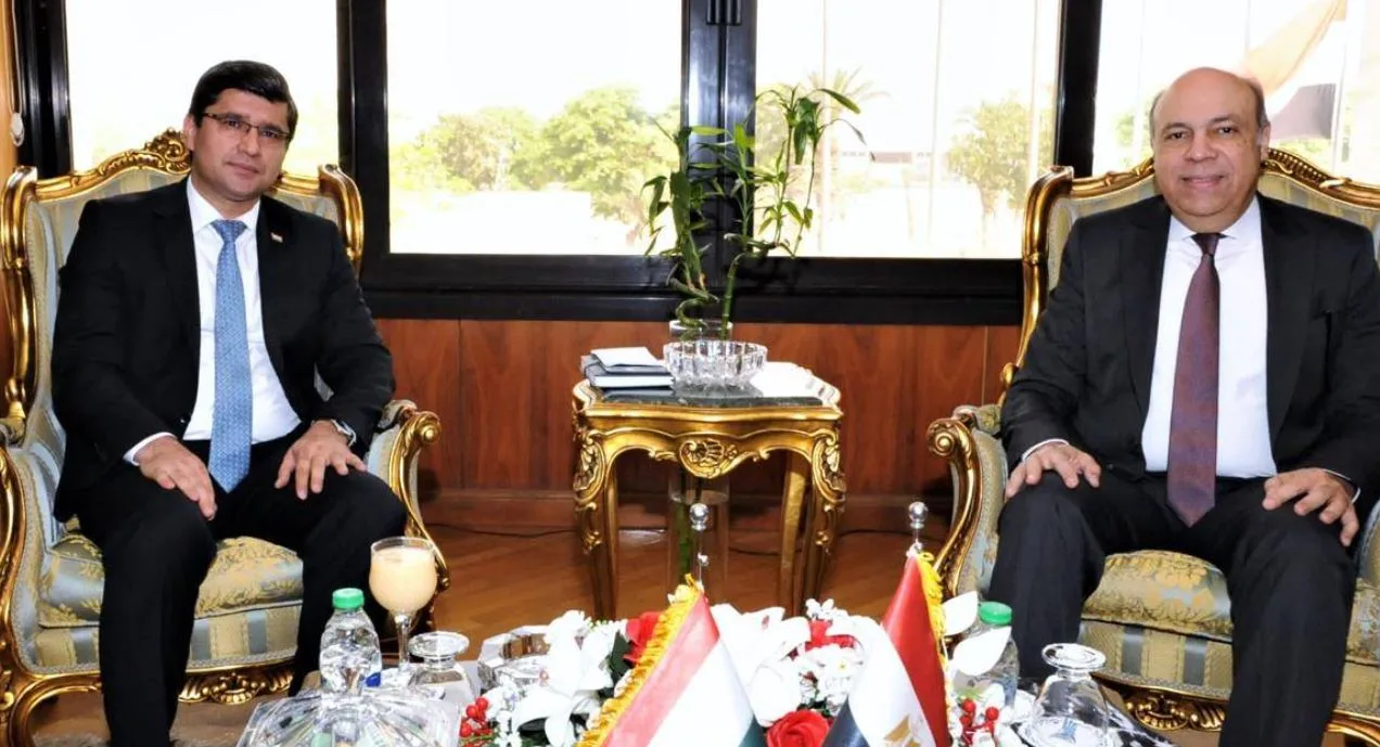 وزير الطيران يبحث مع سفير طاجيكستان سبل تعزيز التعاون في مجال النقل الجوي