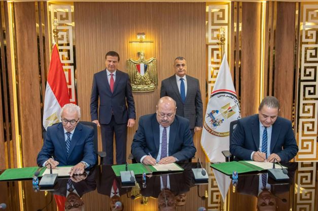 وزيرا الإنتاج الحربي والزراعة يشهدان توقيع اتفاقية لتسويق المعدات الزراعية والمنتجات المدنية