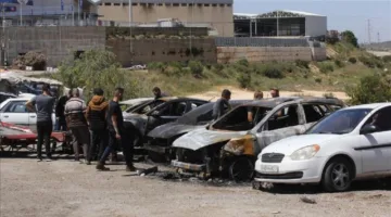 الضفة الغربية: مستوطنون يشعلون النيران في سيارتين ويرسمون شعارات عبرية في رام الله