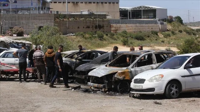 الضفة الغربية: مستوطنون يشعلون النيران في سيارتين ويرسمون شعارات عبرية في رام الله الضفة الغربية: مستوطنون يشعلون النيران في سيارتين ويرسمون شعارات عبرية في رام الله