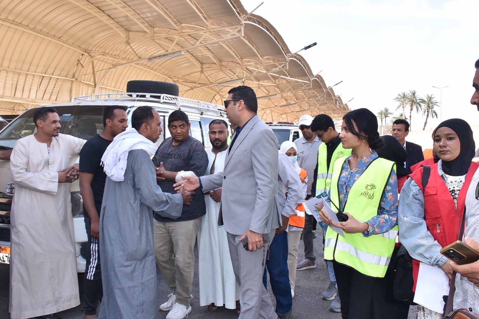 نائب محافظ الأقصر يشارك بحملة خطوات ضد الإدمان بمواقف السيارات