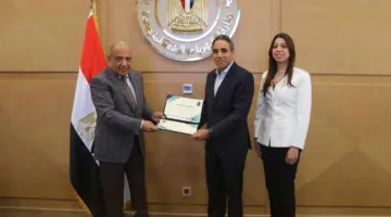 وزير الكهرباء يوزع شهادات اعتماد لأربعة مشاريع لإنتاج الطاقة المتجددة وبيعها للعملاء الصناعيين