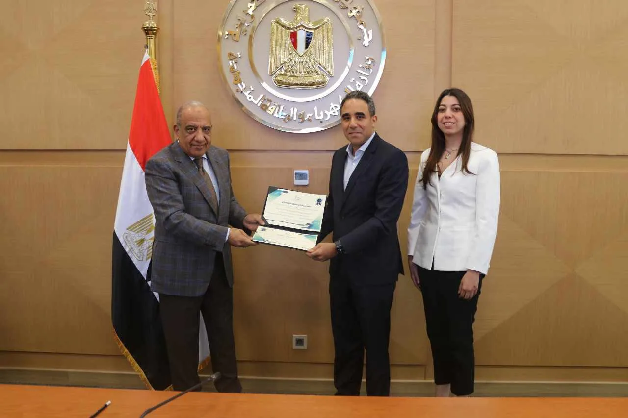 وزير الكهرباء يوزع شهادات اعتماد لأربعة مشاريع لإنتاج الطاقة المتجددة وبيعها للعملاء الصناعيين وزير الكهرباء يوزع شهادات اعتماد لأربعة مشاريع لإنتاج الطاقة المتجددة وبيعها للعملاء الصناعيين