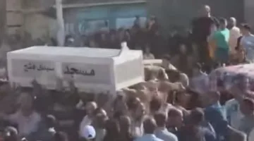الآلاف يشيعون جثمان الطفل ضحية الطلق الناري من زملائه في كفر الشيخ