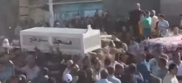 الآلاف يشيعون جثمان الطفل ضحية الطلق الناري من زملائه في كفر الشيخ