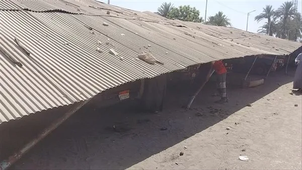 40 عربة تحطمت.. الدفع بمعدات ثقيلة لرفع سقف موقف السيارات المنهار في قنا