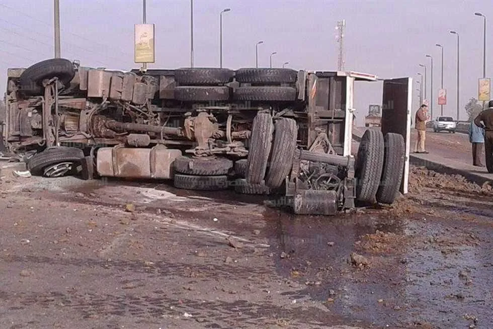 توقف الحركة المرورية بطريق القاهرة الإسكندرية الزراعي في قها بسبب انقلاب سيارة نقل