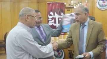 محافظ المنيا يوزع جوازات السفر والتأشيرات وتذاكر الطيران على حجاج الجمعيات الأهلية
