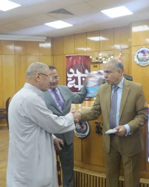 محافظ المنيا يوزع جوازات السفر والتأشيرات وتذاكر الطيران على حجاج الجمعيات الأهلية محافظ المنيا يوزع جوازات السفر والتأشيرات وتذاكر الطيران على حجاج الجمعيات الأهلية