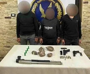 إلقاء القبض على ثلاثة مسلحين بحوزتهم كيلو من استروكس وأسلحة نارية في القاهرة إلقاء القبض على ثلاثة مسلحين بحوزتهم كيلو من استروكس وأسلحة نارية في القاهرة