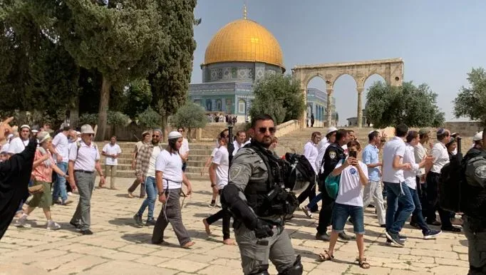 مستوطنون يدخلون ساحات المسجد الأقصى تحت حماية قوات الاحتلال الإسرائيلي مستوطنون يدخلون ساحات المسجد الأقصى تحت حماية قوات الاحتلال الإسرائيلي