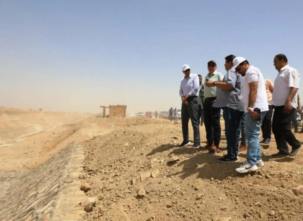 وزير الري ومحافظ أسوان يزوران مشروع سيل في قرى وادي الصعايدة بإدفو وزير الري ومحافظ أسوان يزوران مشروع سيل في قرى وادي الصعايدة بإدفو